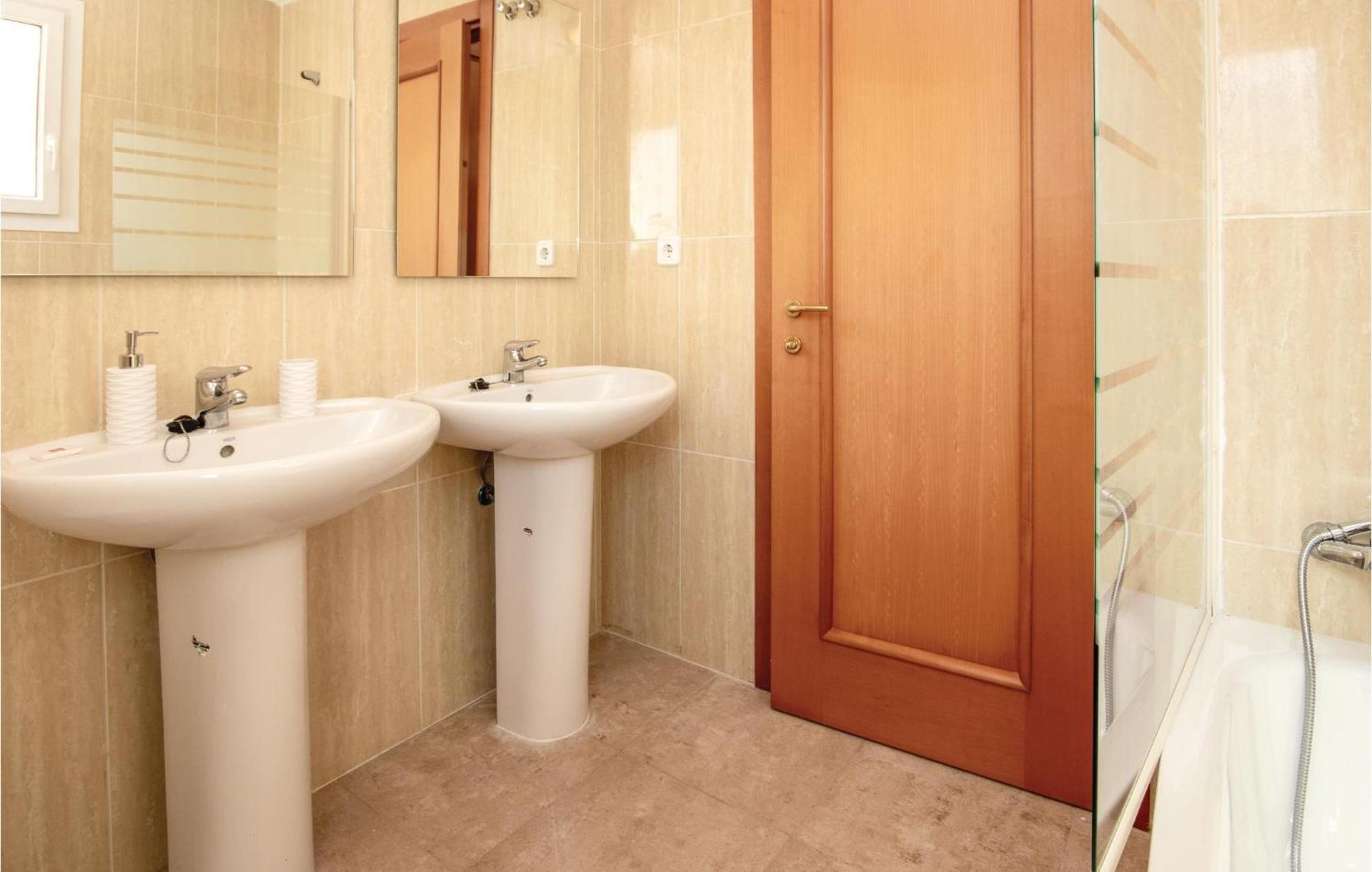 3 Bedroom Amazing Apartment In La Duquesa Castillo de Sabinillas المظهر الخارجي الصورة